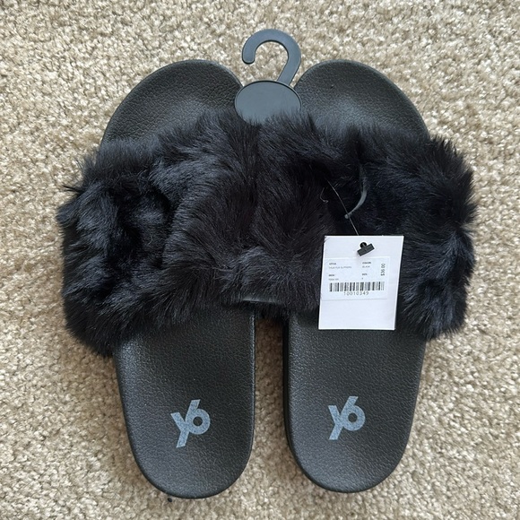 Black YogaSix Furry Slides, Size 9 - Picture 3 of 4